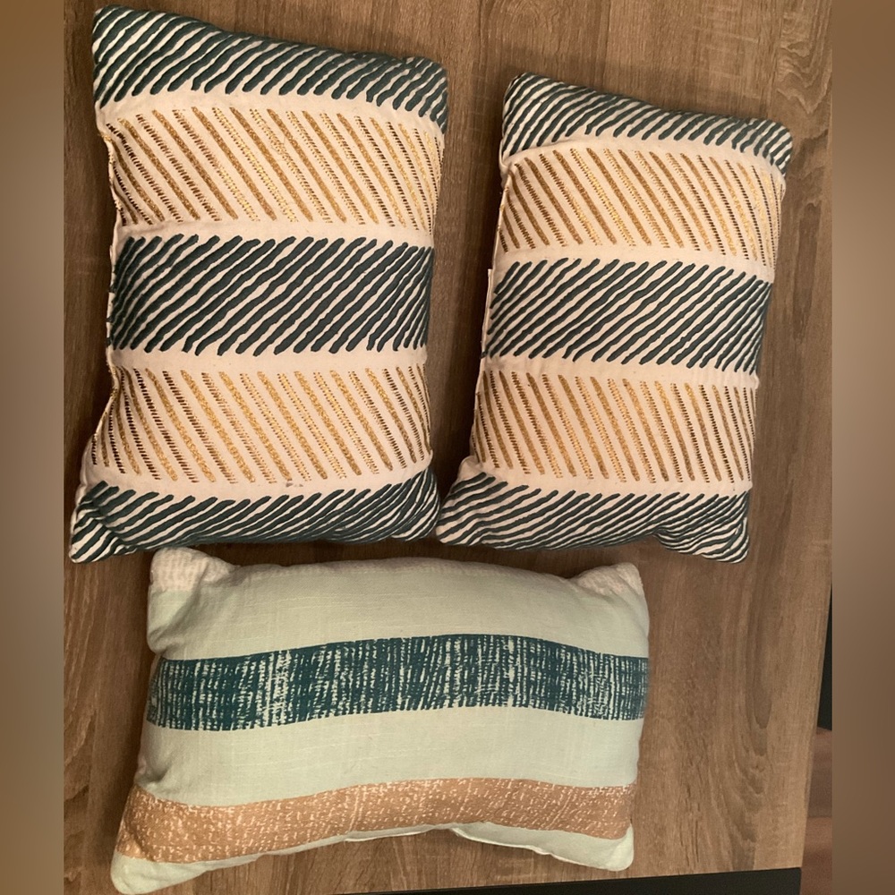 👋🏽 Last Chance👋🏽 Throw Pillow set (3) teal, gold, white